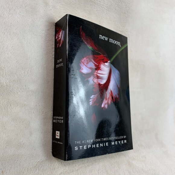 New Moon (Twilight) Paperback By Stephenie Meyer - Picture 2 of 3
